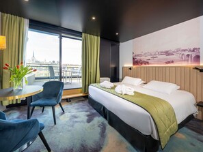 Ylelliset vuodevaatteet, tallelokero huoneessa, työpöytä, pimennysverhot