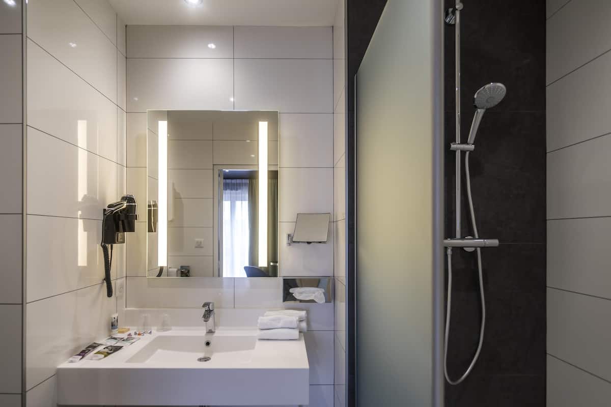 Classic-Zimmer, 1 Queen-Bett, Nichtraucher | Hochwertige Bettwaren, Zimmersafe, Schreibtisch, Verdunkelungsvorhänge