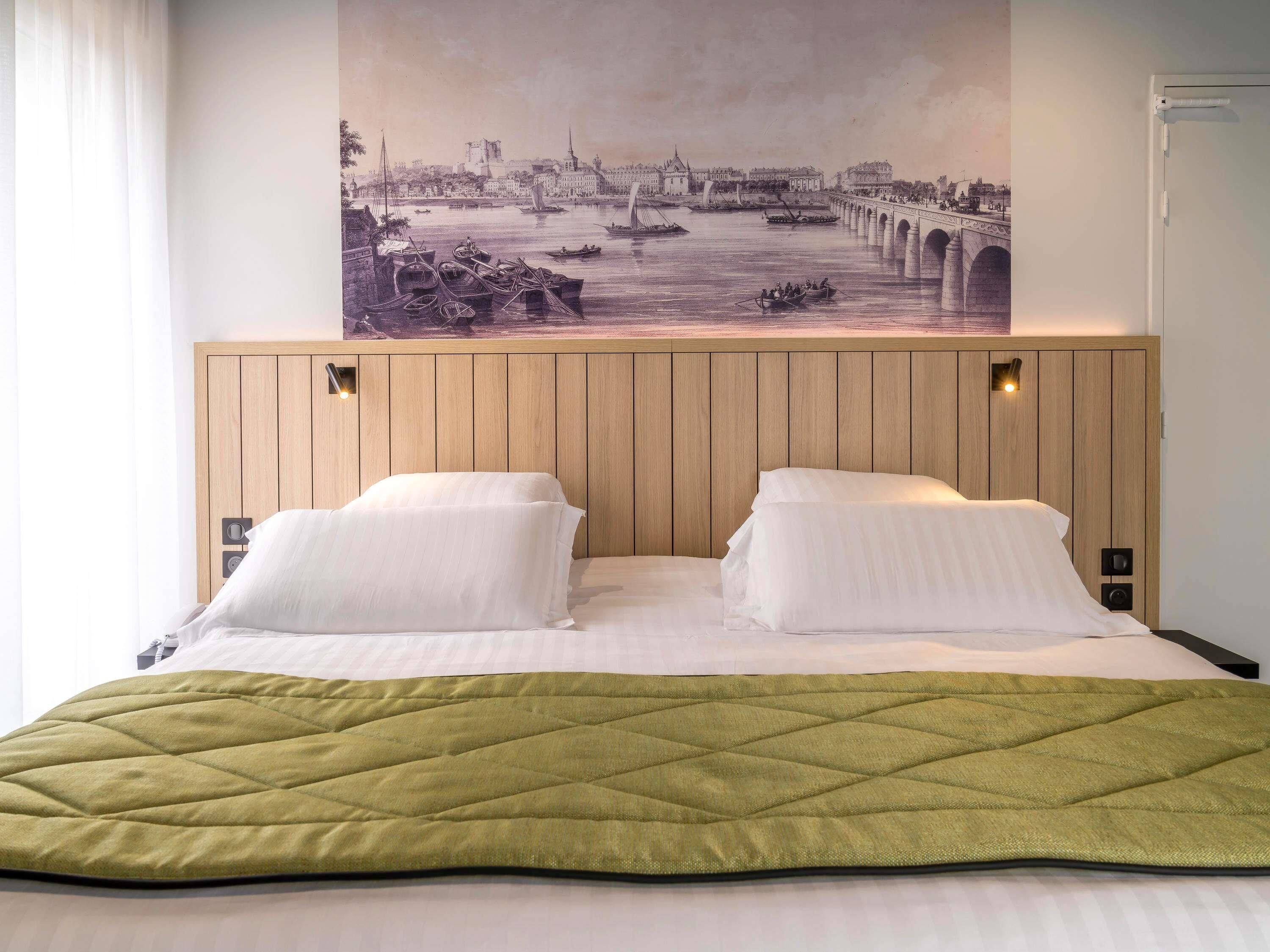 Ropa de cama de alta calidad y caja de seguridad en la habitación 