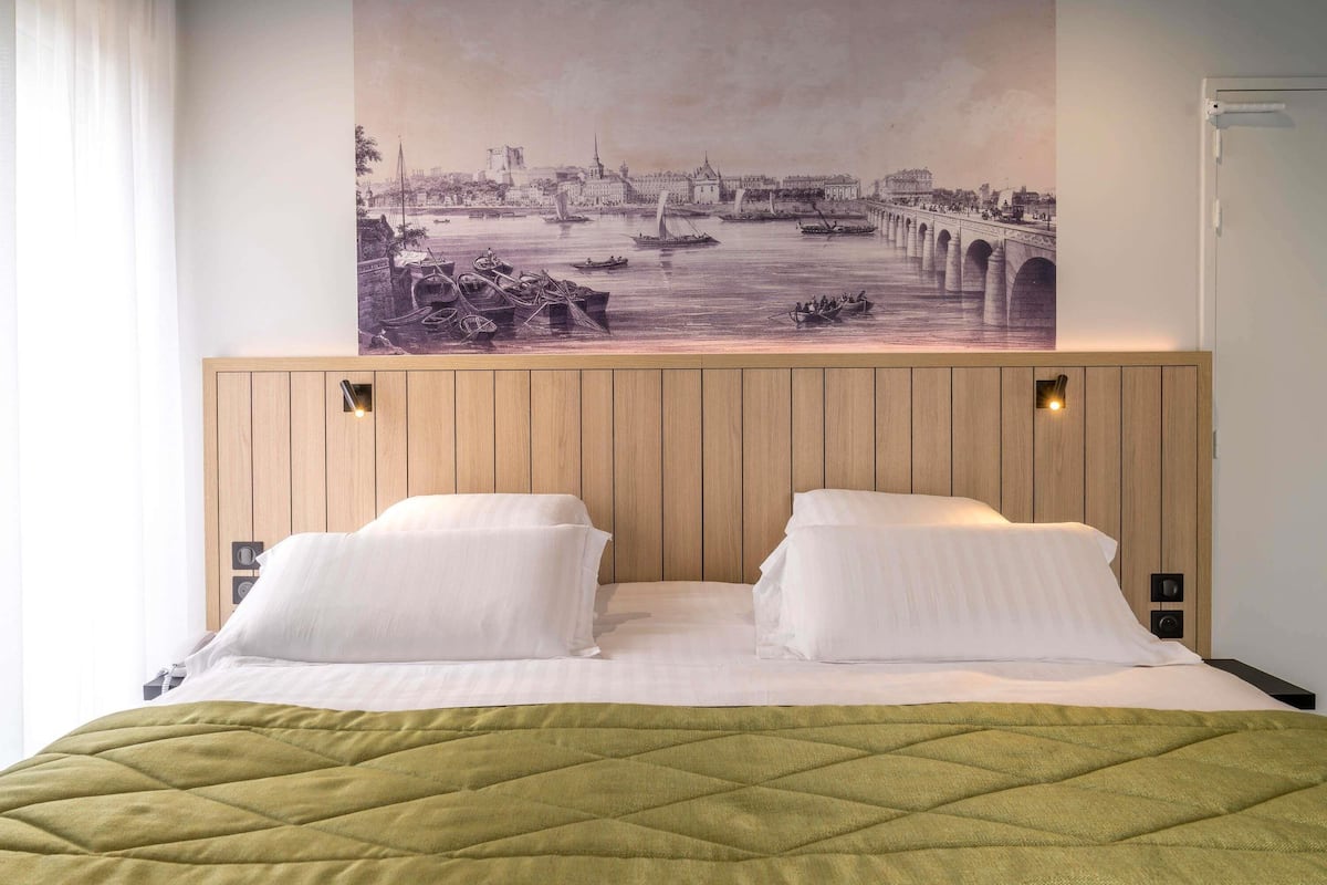 Ropa de cama de alta calidad y caja de seguridad en la habitación