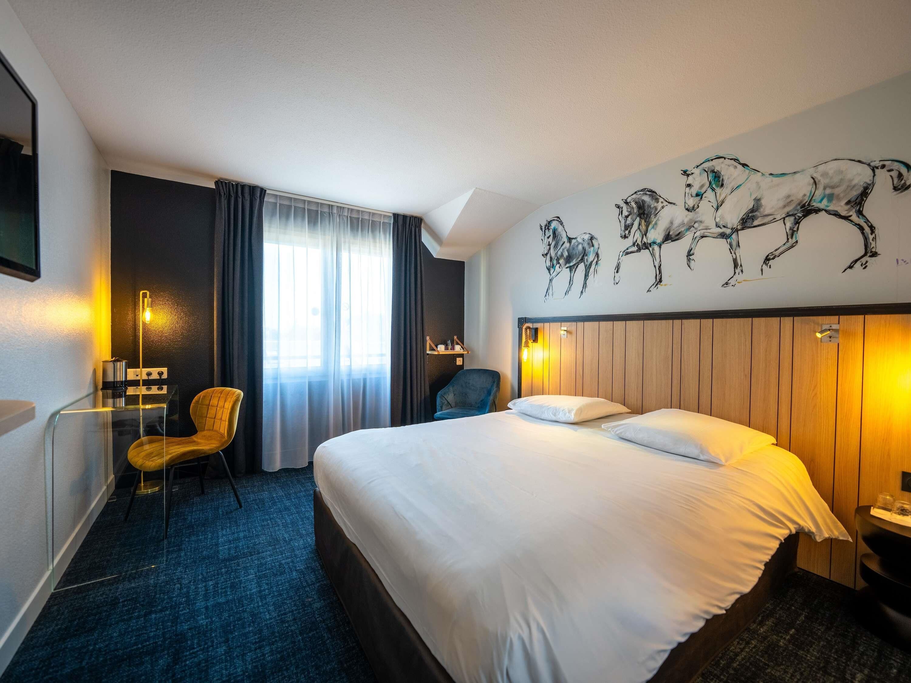 Classic Room, 1 Queen Bed, Non Smoking | Premium bedding, in-room safe, desk, blackout curtains