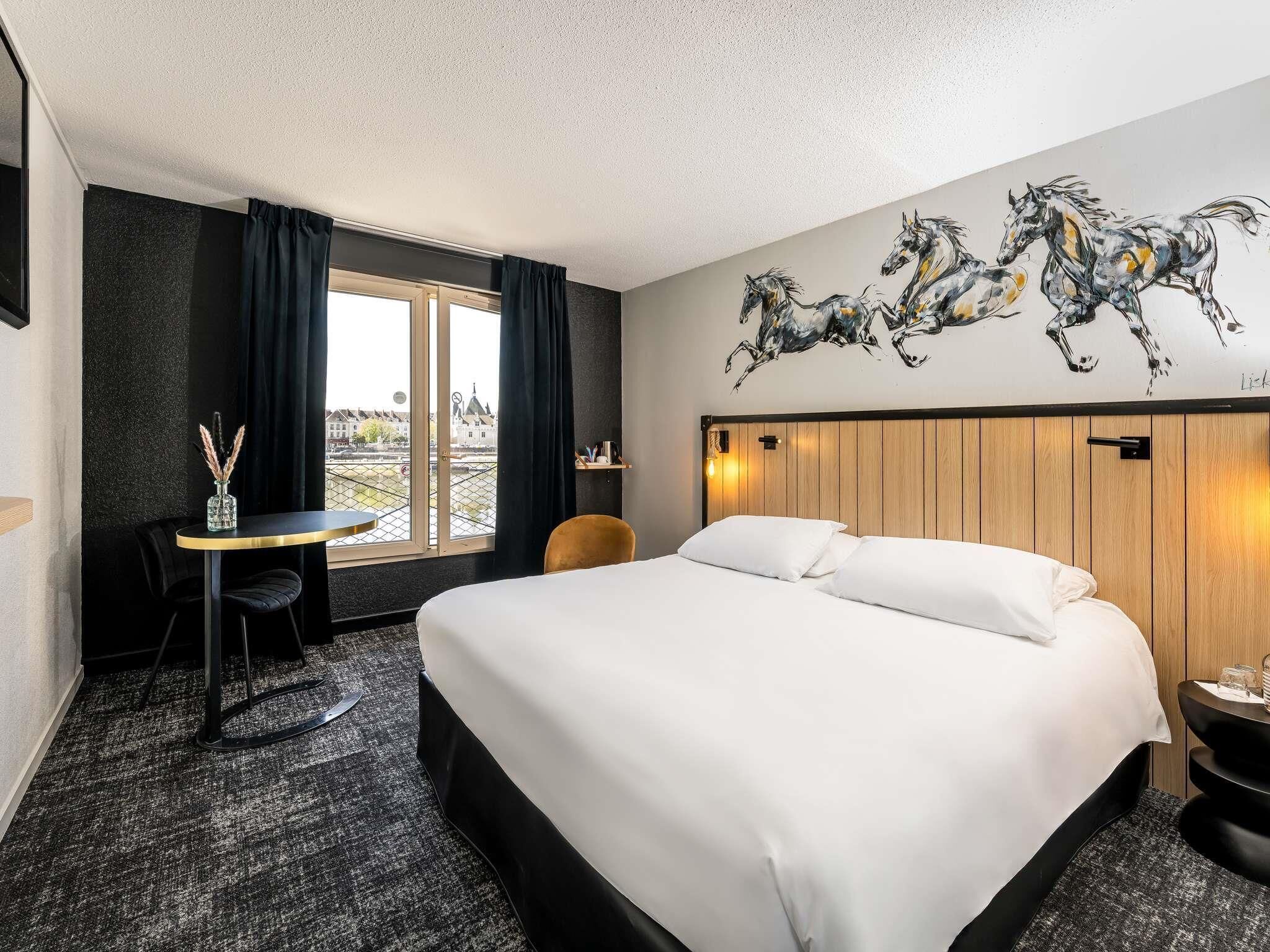 Classic Room, 1 Queen Bed, Non Smoking (Overlooking the river)
