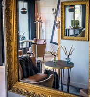 Coin salon dans le hall