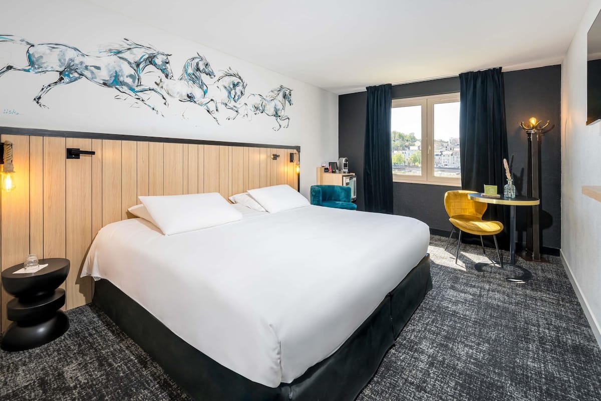 Habitación clásica, 1 cama Queen size, para no fumadores (Overlooking the river) | Ropa de cama de alta calidad y caja de seguridad en la habitación