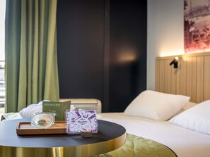 Privilege, Huone, 1 parisänky, jokinäköala | Ylelliset vuodevaatteet, tallelokero huoneessa, työpöytä, pimennysverhot