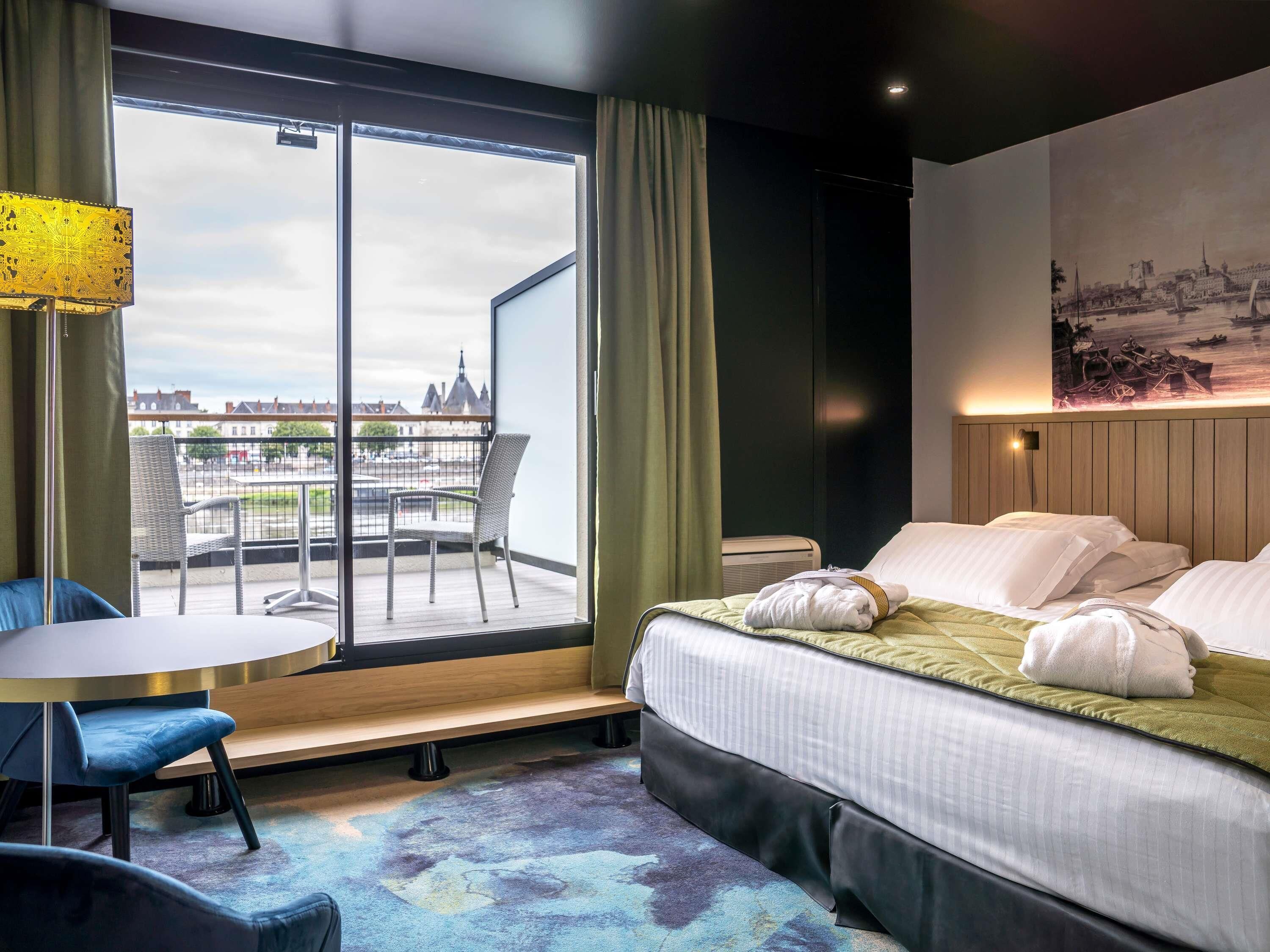 Hochwertige Bettwaren, Zimmersafe, Schreibtisch, Verdunkelungsvorhänge