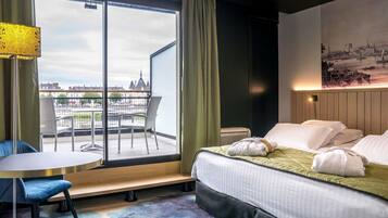 Ropa de cama de alta calidad, caja fuerte, escritorio y cortinas opacas