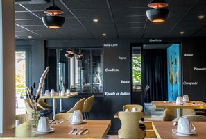 Daily buffet breakfast for a fee - Mercure Bords De Loire Saumur (Saumur)