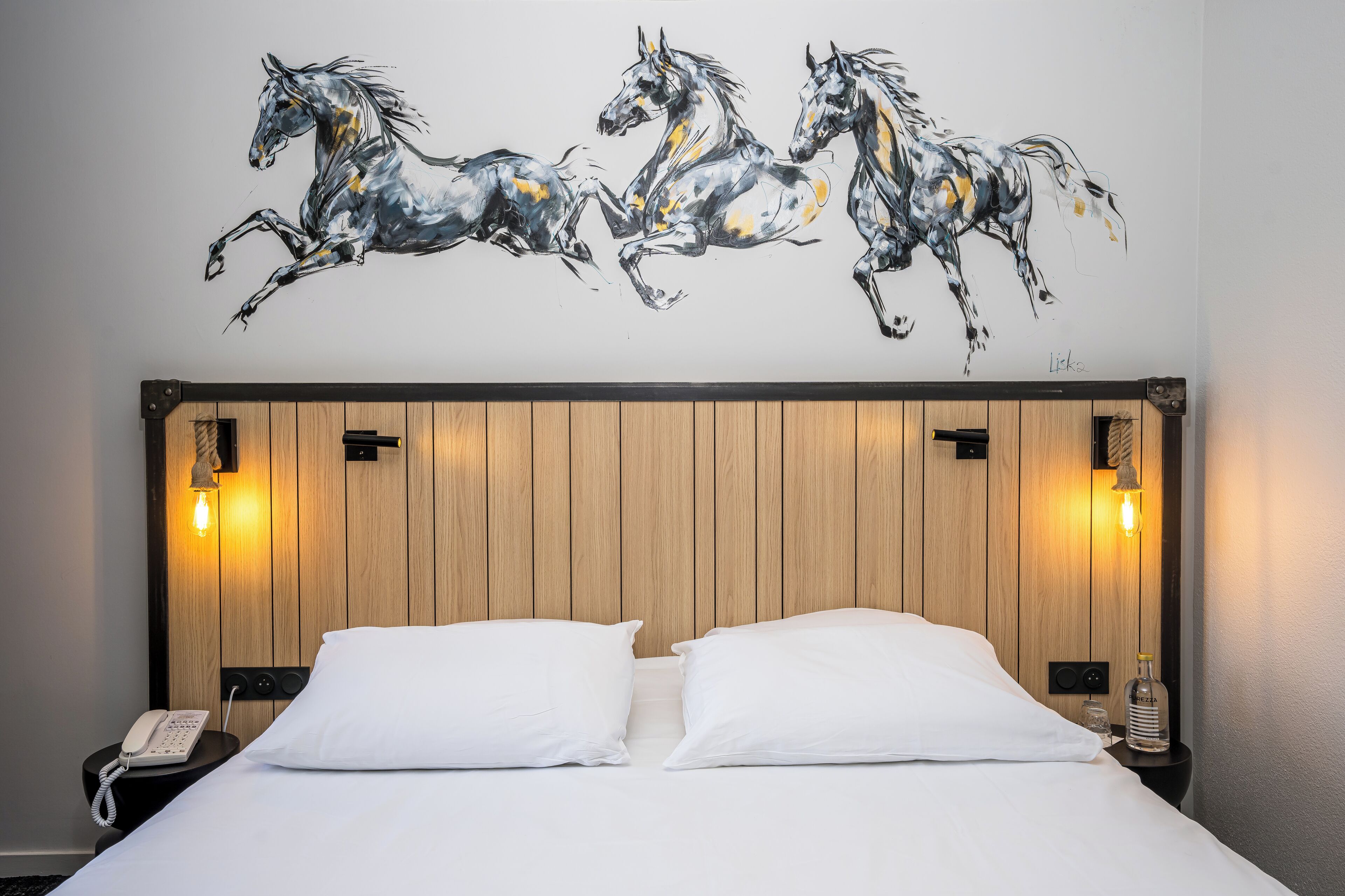 Seprai premium, brankas, meja kerja, dan tirai kedap cahaya