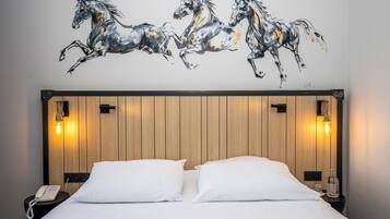 Seprai premium, brankas, meja kerja, dan tirai kedap cahaya