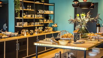 Tägliches Frühstücksbuffet (19.00 EUR pro Person)