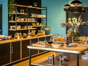 Se ofrece un desayuno bufé todos los días (por un coste adicional)