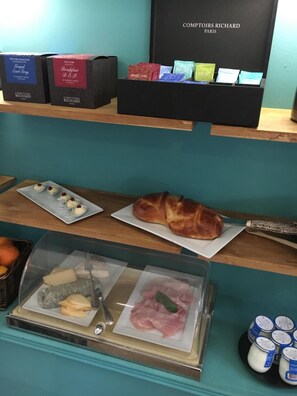 Petit déjeuner, déjeuner et dîner servis sur place