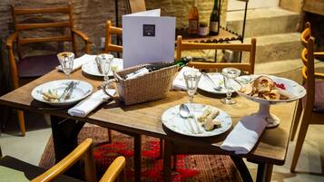 Petit déjeuner, déjeuner et dîner servis sur place, vue sur le jardin