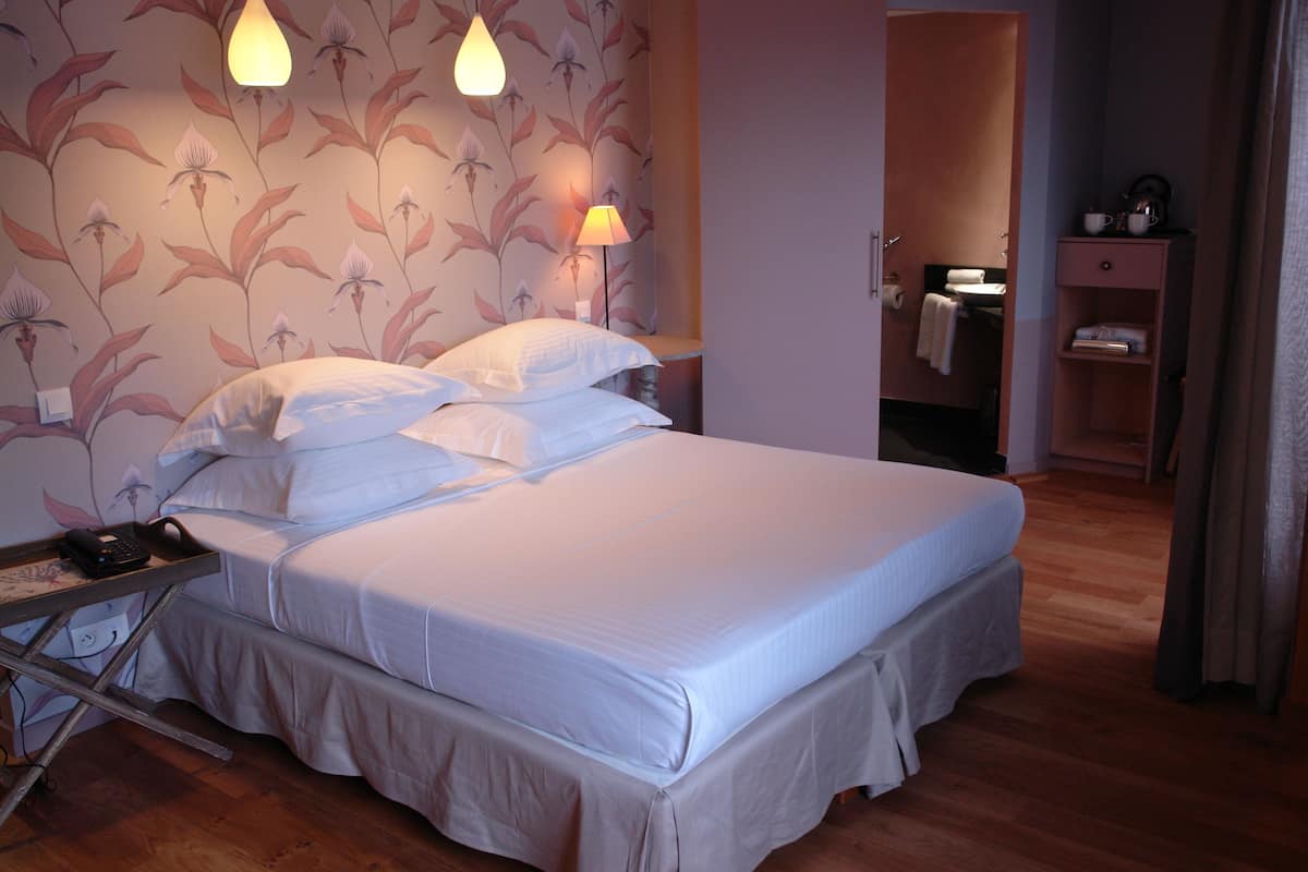 Habitación superior | Ropa de cama de alta calidad y caja de seguridad en la habitación