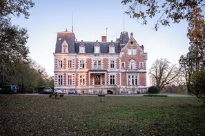 A large, historic building with a symmetrical facade, multiple chimneys, and a central entrance with a portico. - Château de l'Aubrière (La Membrolle-sur-Choisille)