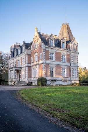 Façade de l’hébergement. Château de l'Aubrière