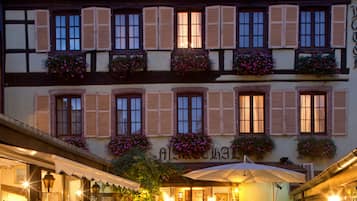 Fachada da propriedade à noite