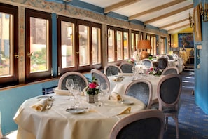 Breakfast, lunch, dinner served; French cuisine