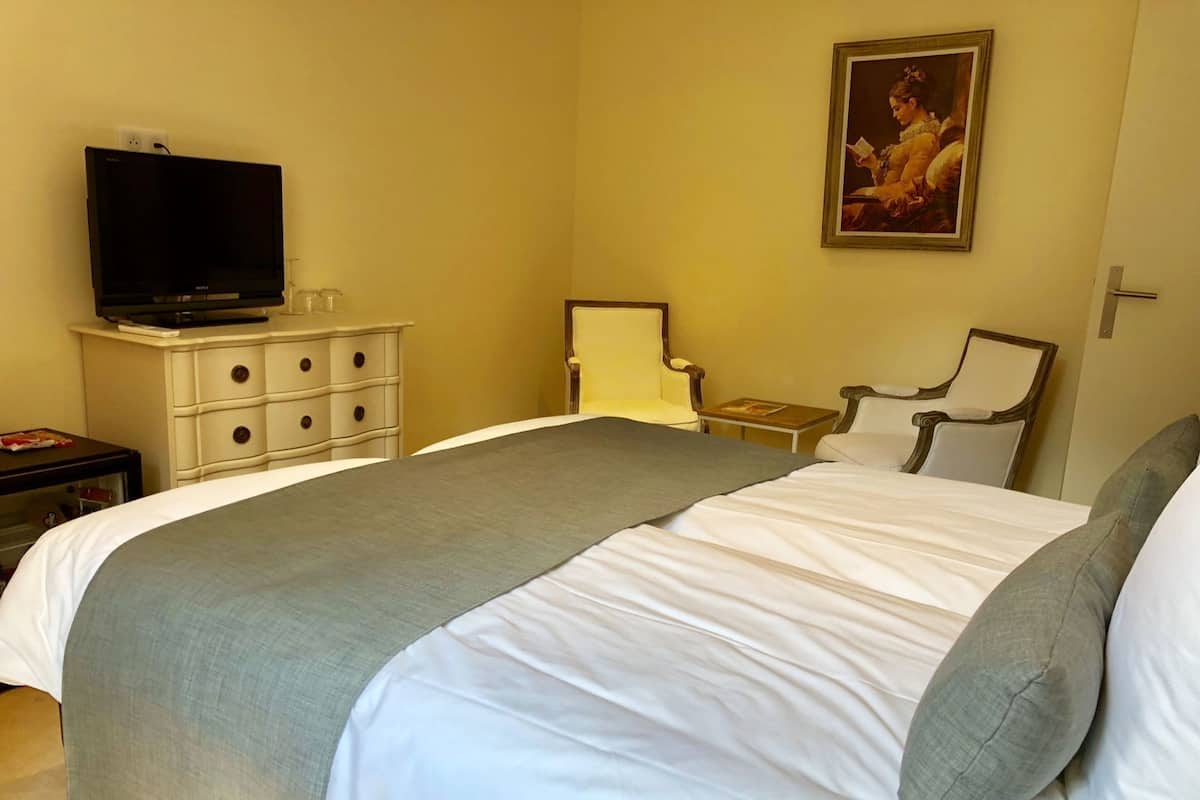 Premium bedding, Tempur-Pedic beds, minibar, in-room safe