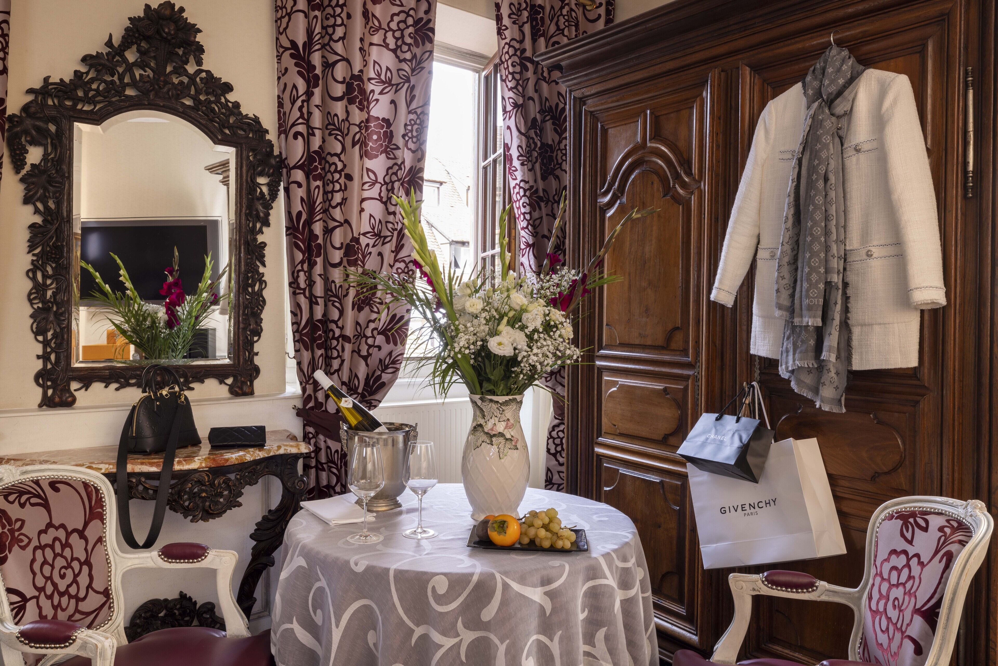 romantic suite, jetted tub (for 2) | premium bedding, tempur-pedic beds, minibar, in-room safe