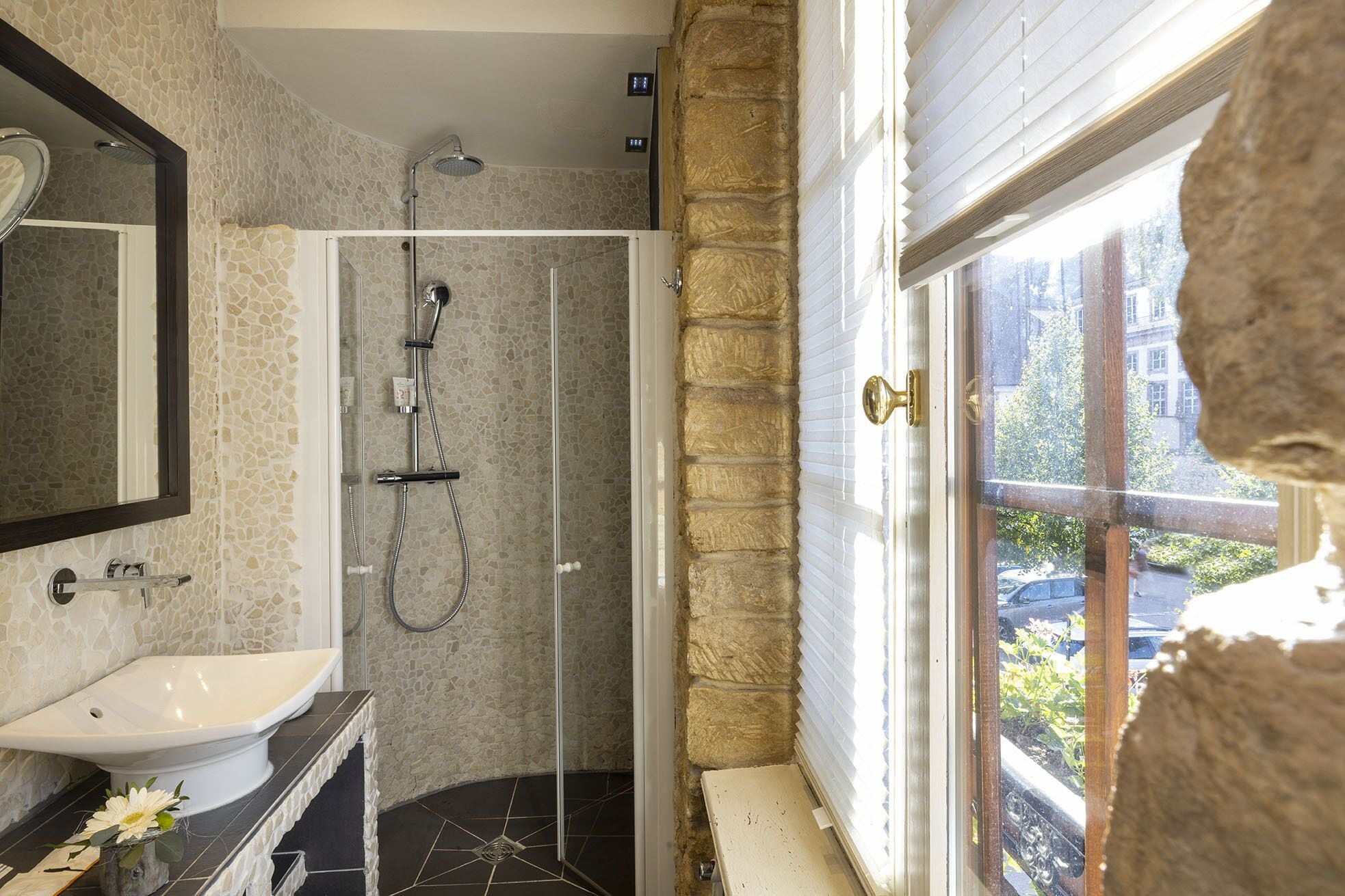 Habitación Confort con 1 cama doble o 2 individuales | Baño | Artículos de higiene personal de diseño, secador de pelo y albornoces