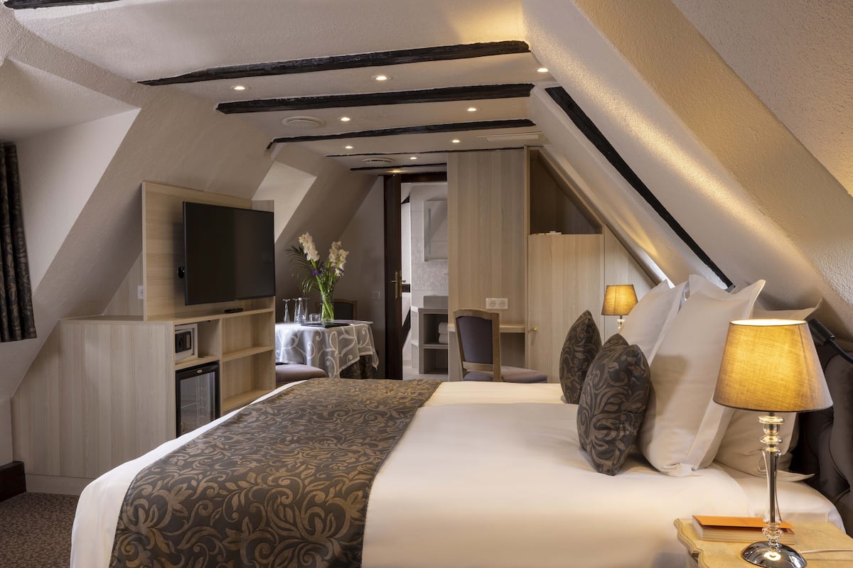 Habitación triple de lujo, hidromasaje | Ropa de cama de alta calidad, camas Tempur-Pedic y minibar