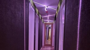 A hallway with a wooden floor and walls painted in dark tones. - Hotel Le Green (Le Havre)