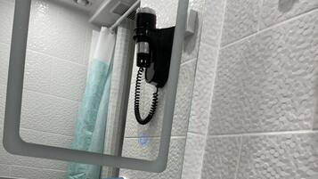Kamar Double | Kamar mandi | Shower, perlengkapan mandi gratis,  dan handuk