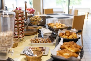 Daily buffet breakfast for a fee - Hôtel Bagatelle Paris Nord Roissy CDG (Goussainville)