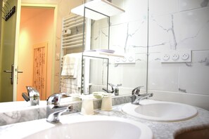 Deluxe Apartment | Bathroom | Free toiletries, hair dryer, towels - Hôtel Bagatelle Paris Nord Roissy CDG (Goussainville)