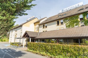 Vista frontal de la propiedad