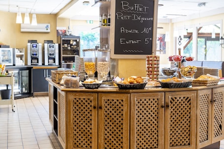 Daily buffet breakfast for a fee. Hôtel Bagatelle Paris Nord Roissy CDG