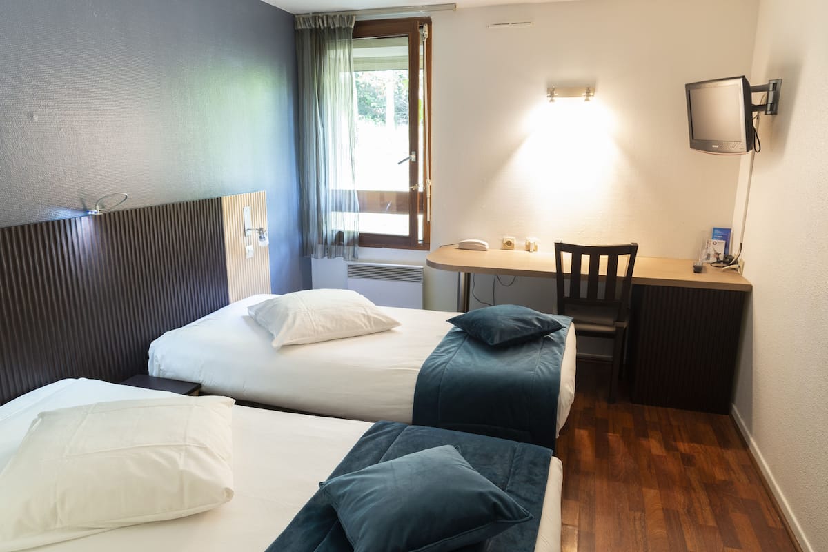 Comfort tvåbäddsrum | Skrivbord, strykjärn/strykbräda och gratis wi-fi