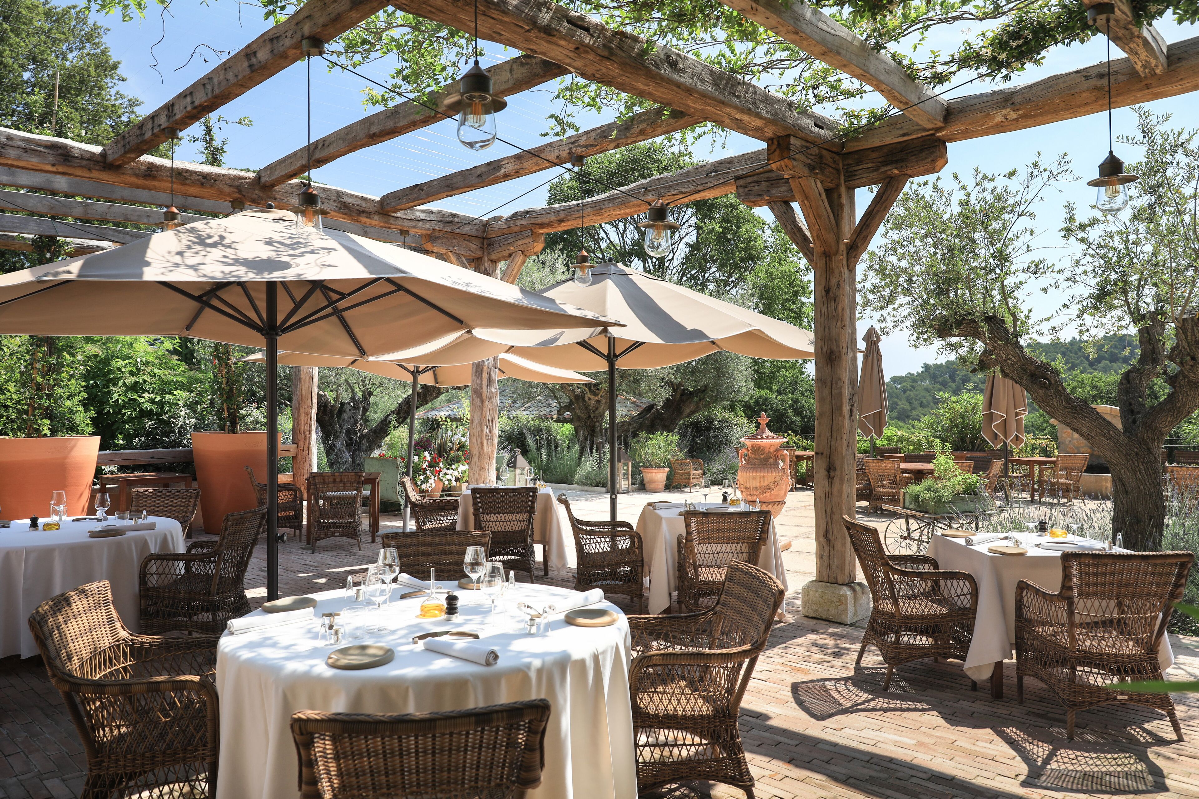 3 restaurants servant le petit déjeuner, le déjeuner et le dîner