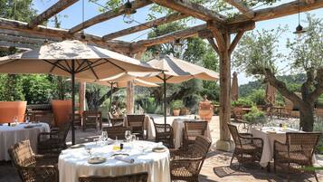 3 restaurants servant le petit déjeuner, le déjeuner et le dîner