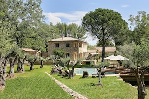 Villa (VANADO) | Frette Italian sheets, premium bedding, Select Comfort beds, minibar