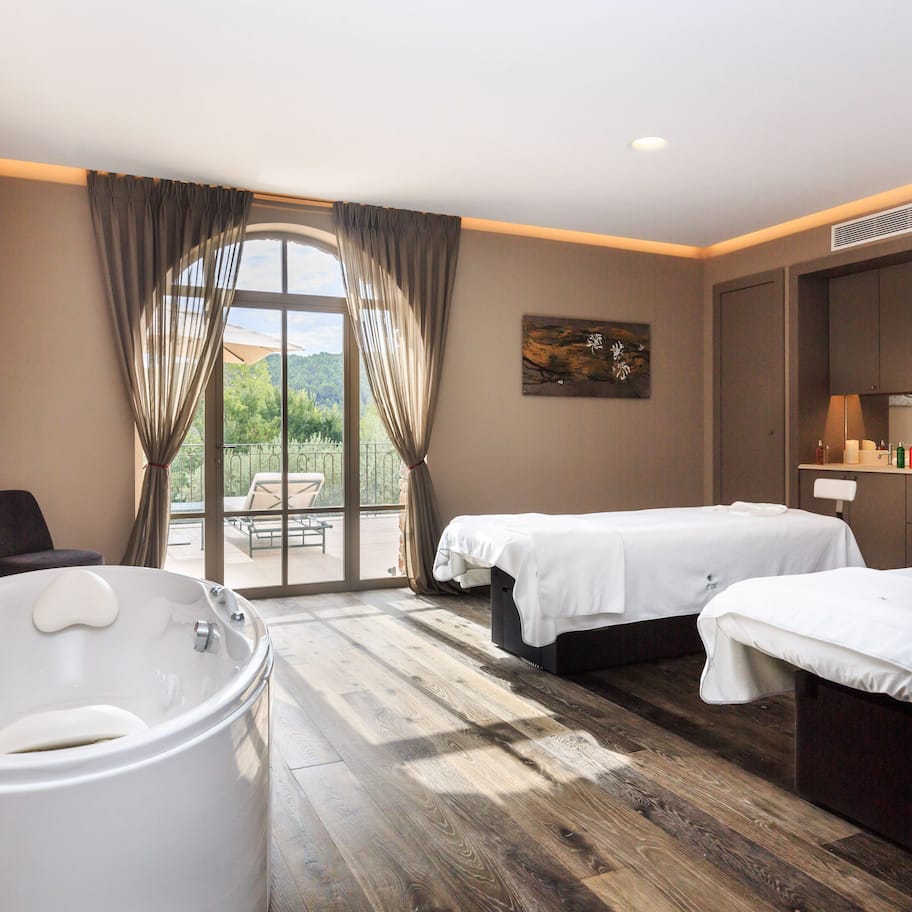 Couples treatment rooms, sauna, hot tub, steam room, body treatments