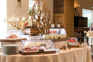Desayuno buffet todos los días (con cargo)