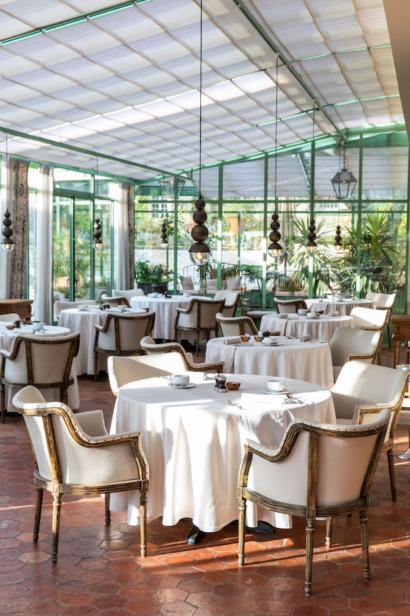3 restaurants; breakfast, lunch, and dinner served - Château de Berne (Flayosc)