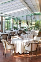 3 restaurants; breakfast, lunch, and dinner served