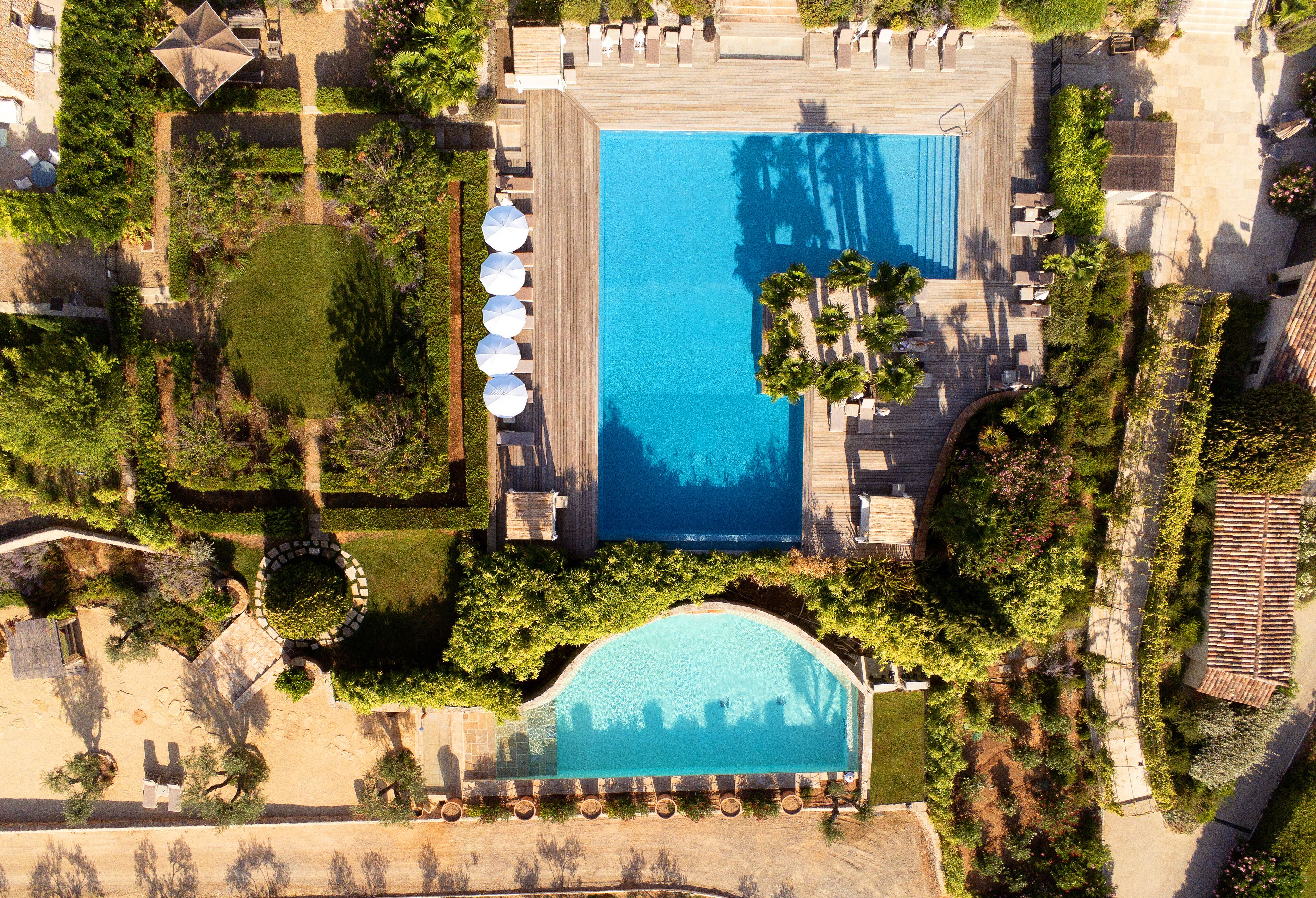 Piscine couverte, 2 piscines extérieures, parasols de plage