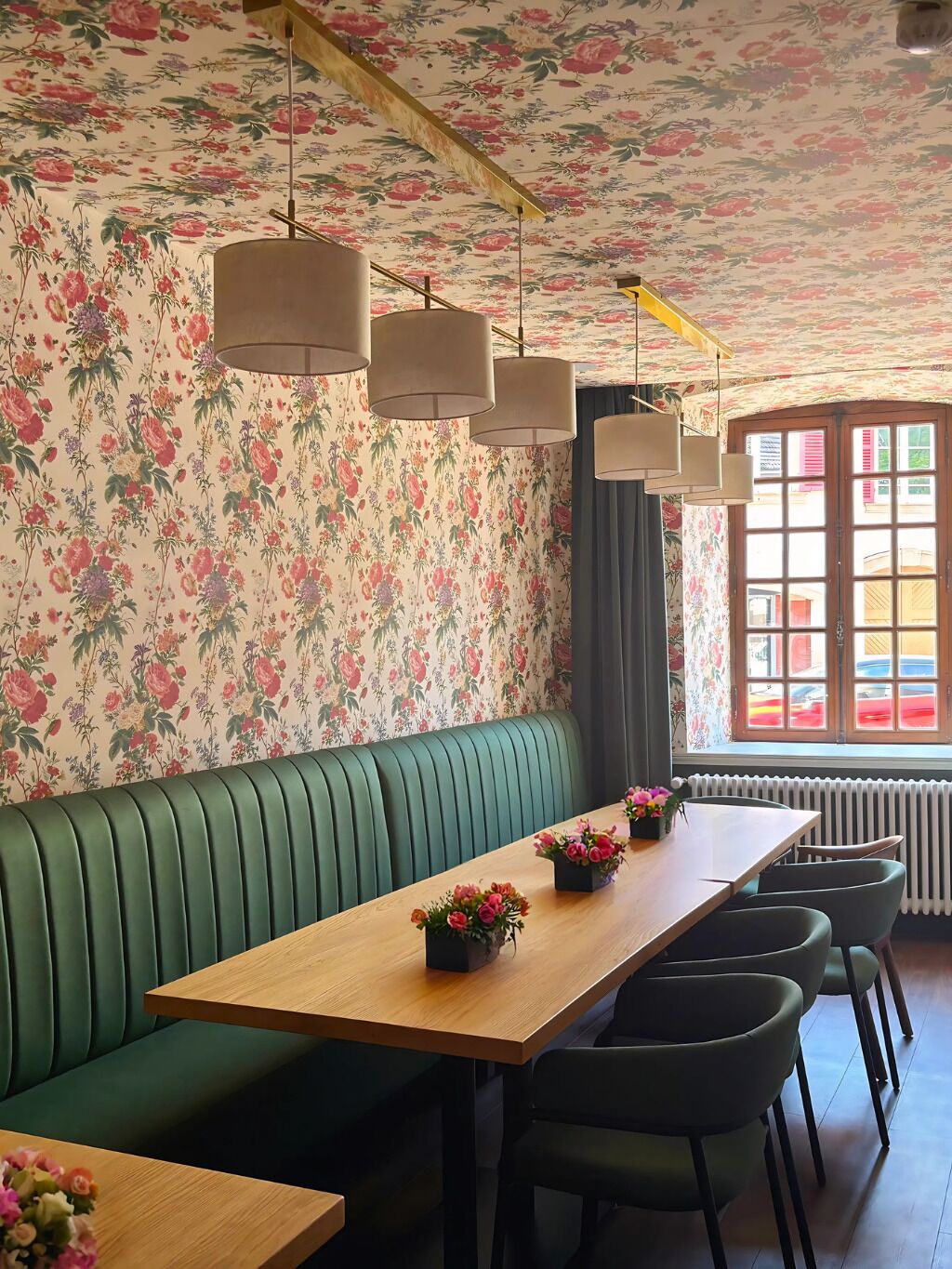 Serveert ontbijt, lunch, diner, Franse gerechten 