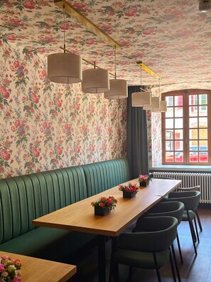 Se sirven desayunos, almuerzos y cenas; cocina francesa