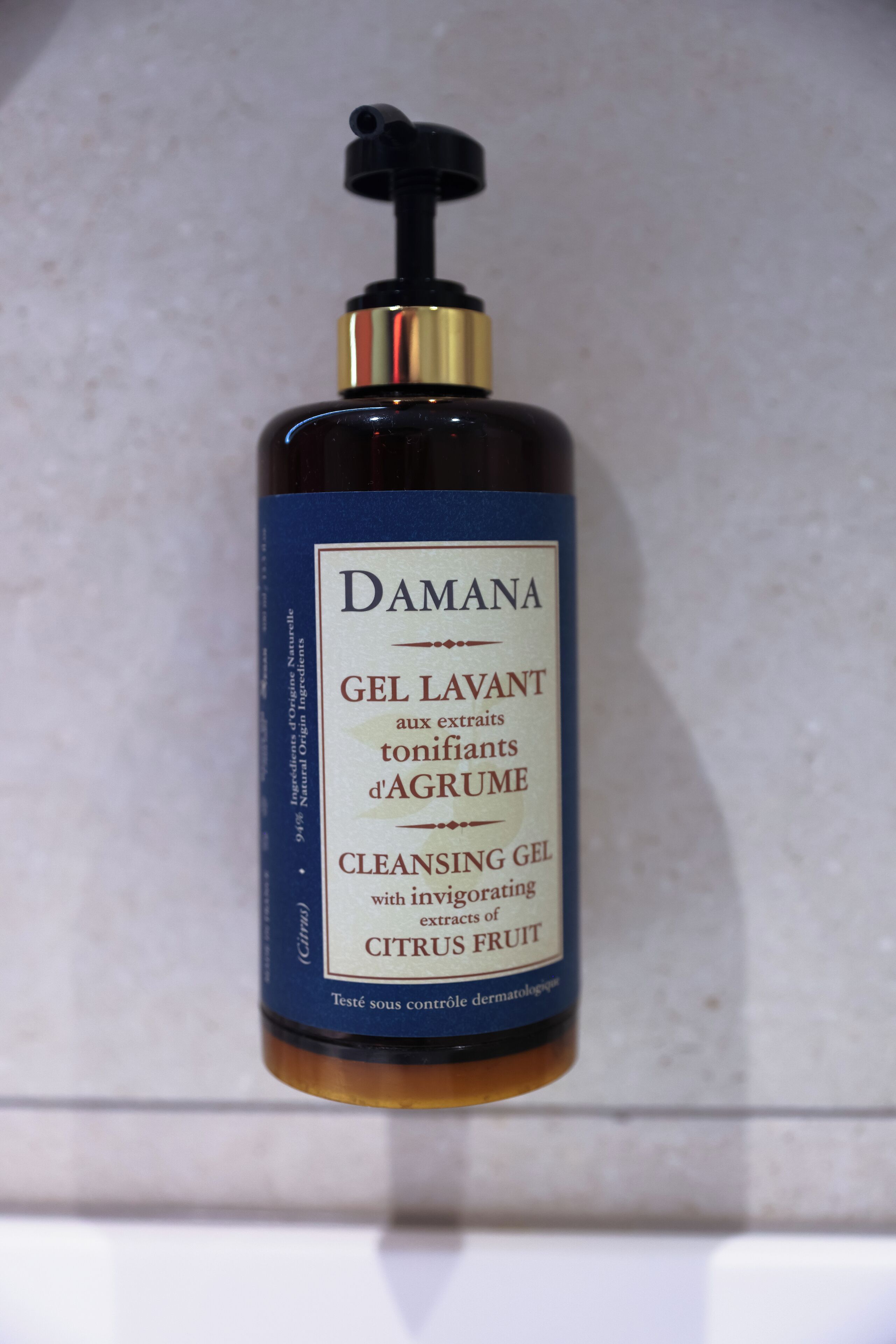 Un flacon de gel nettoyant Damana aux extraits d’agrumes.