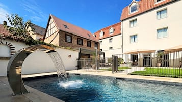 Kauden mukainen ulkouima-allas