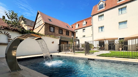 Piscine extérieure (ouverte en saison). Hotel L'Ours De Mutzig