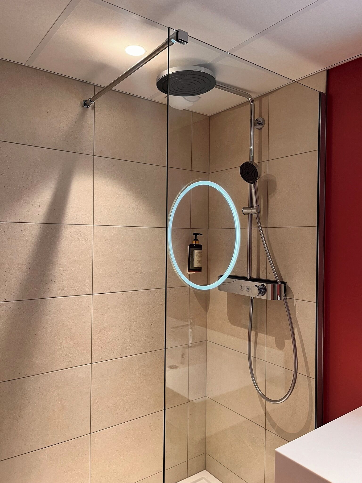 standard double room | bathroom | free toiletries, hair dryer, towels, soap