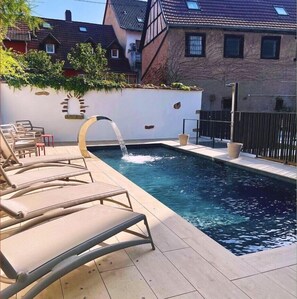 Una piscina al aire libre de temporada