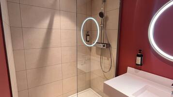 Articles de toilette gratuits, sĂšche-cheveux, serviettes fournies, savon